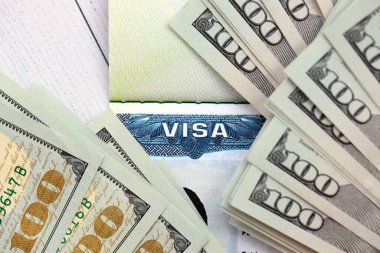 Amerika Birleşik Devletleri vize damgası makrosu ve kağıt Amerikan doları banknotları kapanıyor. Vize vergisi ve ücret kavramı