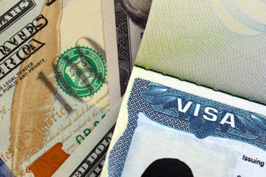 Üzerinde pasaport ve dolar banknotlarında görülen ABD vize etiketi. Göçmenlik ve vize ücretleri kavramı