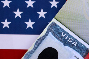 ABD VISA Amerika Birleşik Devletleri. Amerikan Turist ya da Yeşil Kart vizesi bayrak arka planında yakın plan