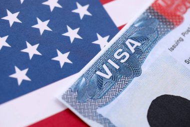 VISA ABD 'ye ve Amerika Birleşik Devletleri bayrağına. Amerika 'yı ziyaret etmek için iş ve seyahat belgeleri. Göçmenlik vizesi