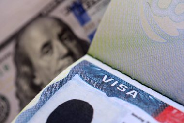 Amerika Birleşik Devletleri vize damgası makrosu ve kağıt Amerikan doları banknotları kapanıyor. Vize vergisi ve ücret kavramı