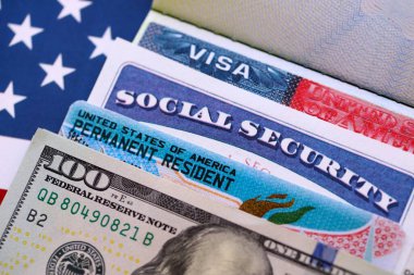 Yeşil Kart ABD daimi ikamet eden ABD. Sosyal güvenlik kartı, VISA Amerika Birleşik Devletleri. Elektronik Çeşitlilik Vize Piyango Sonuçları. Arka planda Amerikan bayrağı