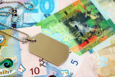 Kuveyt dinarı para ve askeri paralar. Askerlik konsepti