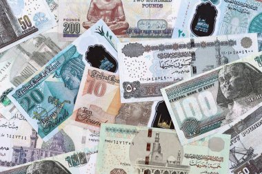 Mısır para birimi banknotları. Mevcut banknotlar masanın üzerinde büyük miktarda yatıyor.