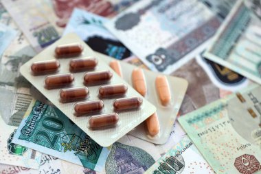 Mısır para birimi faturaları ve ilaç hapları yakında. İlaç ve eczane kavramı