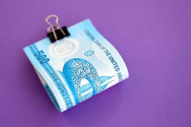 Birleşik Arap Emirlikleri 'nin kara para banknotları mora çok yakın. Finans ve bankacılık kavramı