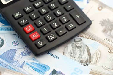 Birleşik Arap Emirlikleri kara para birimi faturaları ve hesap makinesi kapanıyor. Vergilendirme ve para sayımı kavramı