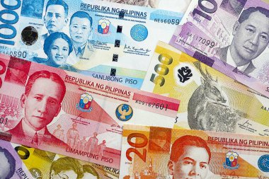 Filipinler Peso para birimi faturaları. Mevcut banknotlar masanın üzerinde büyük miktarda yatıyor.