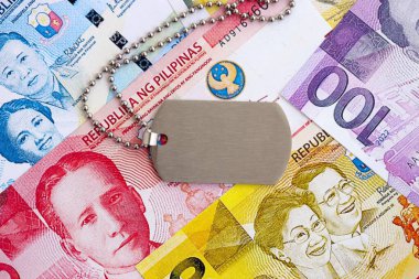 Filipinler para birimi faturaları ve askeri jeton. Askerlik konsepti
