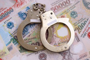 Vietnam dong para birimi faturaları ve kelepçe yakın. Suç kavramı