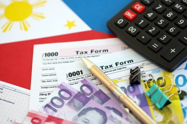 Filipinler pezosu para faturaları ve vergi formlu hesap makinesi. Vergi ve muhasebe kavramı