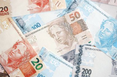 Brezilya Reais banknotları. Mevcut Brezilya gerçek para faturaları masada büyük miktarda yatıyor. Brezilya 'da iş ve yatırım kavramı
