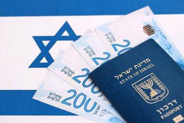 İsrail Yeni Şekelleri 'nin banknotları ve pasaportu bayrağın üzerinde. İsrail 'in mevcut para faturaları ve biyometrik geçiş bayrağında büyük miktarda yer alıyor. İsrail 'de seyahat ve tatil kavramı