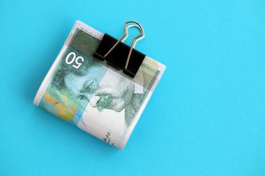 Israel New Shekels banknotları mavi arka planda. İsrail 'in şu anki para banknotları büyük oranda mavi üzerine yatar. İsrail 'de iş ve yatırım kavramı