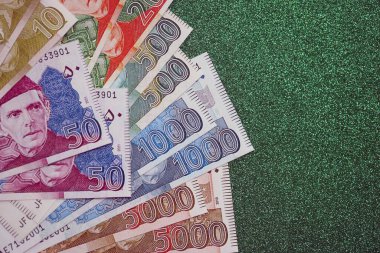 Pakistan parlayan yeşil arka planda banknotlar halinde. Pakistan 'ın mevcut para faturaları büyük miktarda masada yatıyor. Pakistan 'da iş ve yatırım kavramı