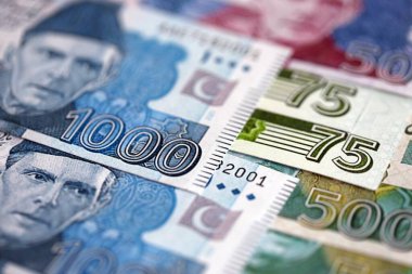 Pakistan banknotları kapanıyor. Pakistan 'ın mevcut para faturaları büyük miktarda masada yatıyor. Pakistan 'da iş ve yatırım kavramı