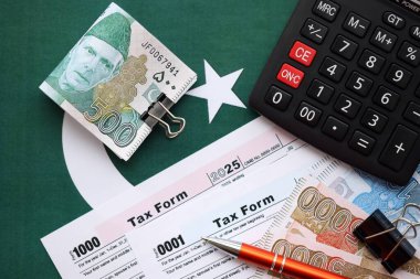 Pakistan hesap makinesi ve vergi formuyla banknotlar halinde. Şu anki Pakistan gerçek para ve vergi faturaları yakın plan. Pakistan 'da vergi ödeme ve muhasebe kavramı
