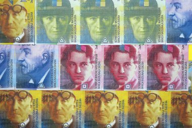 İsviçre frangı banknotları. Mevcut frank para faturaları masanın üzerinde çok yakın mesafede duruyor. İsviçre 'de iş ve yatırım kavramı