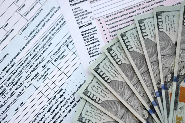 Birleşik Devletler 'in yüz dolarlık banknotları bireysel gelir vergisi iadesi formlarıyla masaya yatırıldı. ABD 'de vergilendirme ve muhasebe kavramı