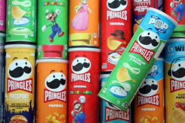 KYIV, UKRAINE - 21 Eylül 2025 Pek çok pringles cips tüpü çeşitli aromalı