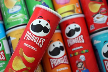 KYIV, UKRAINE - 21 Eylül 2025 Pek çok pringles cips tüpü çeşitli aromalı