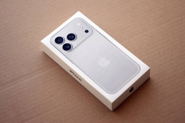 KYIV, UKRAINE - 21 Eylül 2025 Apple iPhone 17 Pro Max Silver kutu karton yüzey yakın