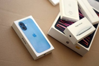 KYIV, UKRAINE - 21 Eylül 2025 Apple iPhone 17 Mist Mavi kutu ve karton yüzey üzerindeki diğer elma ürünleri