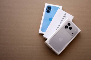 KYIV, UKRAINE - 21 Eylül 2025 Apple iPhone 17 Pro Max Silver box ve karton yüzey üzerindeki diğer iPhone model kutusu
