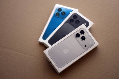 KYIV, UKRAINE - 21 Eylül 2025 Apple iPhone 17 Pro Max Silver box ve karton yüzey üzerindeki diğer iPhone model kutusu
