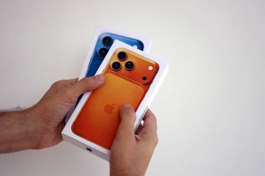 KYIV, UKRAINE - 21 Eylül 2025 Apple iPhone 17 Pro Max Cosmic Orange box Erkek ellerindeki mağazada yakın çekim