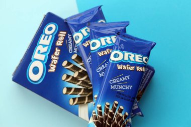 KYIV, UKRAINE - 21 EYLÜL, 2025 Oreo Wafer Roll ürünü Mondelez şirketi tarafından mavi arka planda