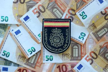 KYIV, UKRAINE - 6 EYLÜL 2025 İspanya Ulusal Polis Teşkilatı büyük miktardaki avroluk banknotlara yama yaptı
