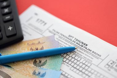 KYIV, UKRAINE - 27 Ocak 2024 Endonezya vergi formu 1771 kurumsal vergi mükellefleri yıllık gelir vergisi iadesi muhasebeci masasında yatıyor