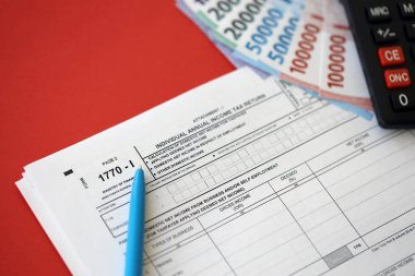 KYIV, UKRAINE - 27 Ocak 2024 Endonezya vergi formu 1770-1 Bireysel Gelir Vergisi İadesi ve kalem