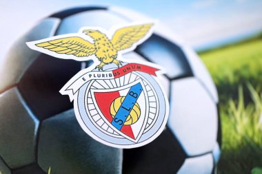 KYIV, UKRAINE - 23 Şubat 2025 Sport Lisboa ve Benfica futbol kulübü rozeti futbol arka planında yer alıyor
