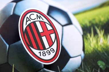 KYIV, UKRAINE - 23 Şubat 2025 AC Milan futbol kulübü rozeti futbol arka planında yer alıyor