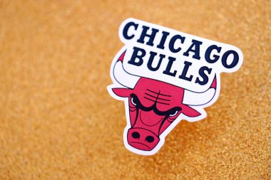 KYIV, UKRAINE - 23 Şubat 2025 Chicago Bulls basketbol takımı rozeti altın sarısı parıltılı arka plan pankartıyla uzanır