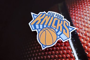 KYIV, UKRAINE - 23 Şubat 2025 New York Knicks basketbol takımı rozeti basketbol arka plan pankartında yer alıyor