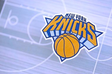 KYIV, UKRAINE - 23 Şubat 2025 New York Knicks basketbol takımı rozeti basketbol stadyumunun arka plan pankartında yer almaktadır