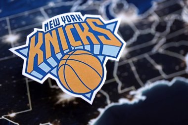 KYIV, UKRAINE - 23 Şubat 2025 New York Knicks basketbol takımı rozeti ABD haritası arka plan pankartımızda yer almaktadır