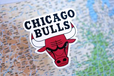 KYIV, UKRAINE - 23 Şubat 2025 Chicago Bulls basketbol takımı rozeti ABD haritasının arka planında yer almaktadır