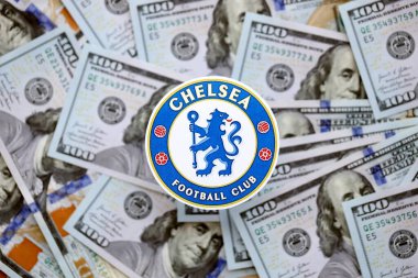 KYIV, UKRAINE - 23 Şubat 2025 Chelsea FC futbol kulübü rozeti büyük miktarlarda Amerikan doları üzerinde yer almaktadır.