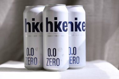 KYIV, UKRAINE - 19 Nisan 2025 Alüminyum kutularda sıfır alkolsüz bira. Bira markası logosunu kapatıyoruz.