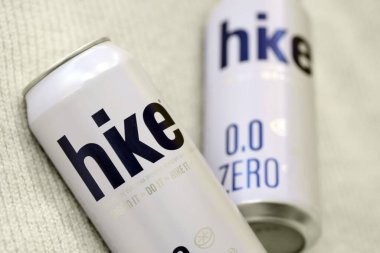 KYIV, UKRAINE - 19 Nisan 2025 Alüminyum kutularda sıfır alkolsüz bira. Bira markası logosunu kapatıyoruz.