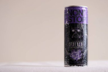 KYIV, UKRAINE - 19 Nisan 2025 Stalker ve alüminyum maskeli karakterlerin sınırlı sayıda üretilmiş enerji içeceği kapatılabilir