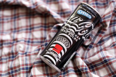 KYIV, UKRAINE - 19 Nisan 2025 Coca Cola OREO Sıfır Şekerli içecek 250 ml kutusunda. Kurabiye aromalı meşrubat işbirliği. Sınırlı üretim ürünü