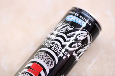 KYIV, UKRAINE - 19 Nisan 2025 Coca Cola OREO Sıfır Şekerli içecek 250 ml kutusunda. Kurabiye aromalı meşrubat işbirliği. Sınırlı üretim ürünü