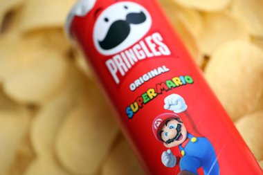 KYIV, UKRAINE - 19 Nisan 2025 Sınırlı Versiyon Pringles Süper Mario 'nun etrafındaki temalı tüpü kapatın, oyuncu grafikler ve markalaşma içeriyor