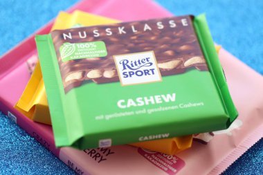 KYIV, UKRAINE - 19 Nisan 2025 Birkaç Ritter çikolatası yakın plan kağıdında. Knusperflakes tadı Kaju NussKlass ve Fruity Duo ile