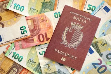 Malta pasaportu büyük miktarda avroya yakın para banknotlarında yatıyor. Avrupa 'da zengin yaşam ve seyahat kavramı